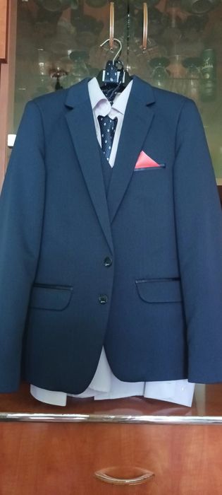 Vând costum complet