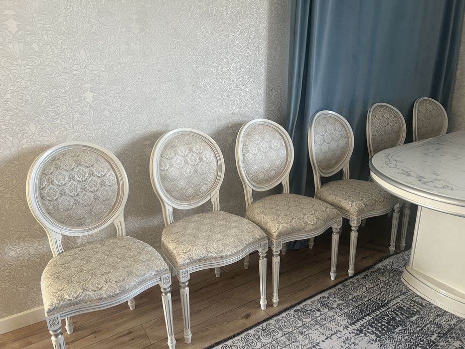 Продам стол со стульями . Стол раздвигается .