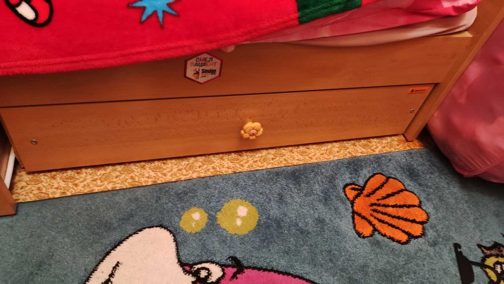 Прекрасно малко използвано юношеско легло с матрак и протектор!