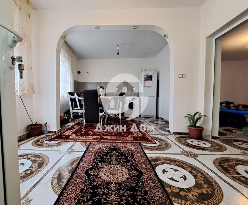 Едноетажна къща с двор в с. Черноград