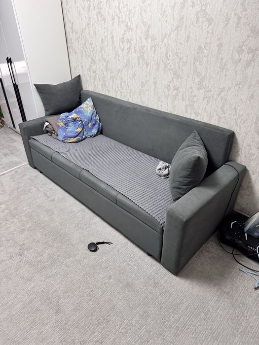 Диван с подушками