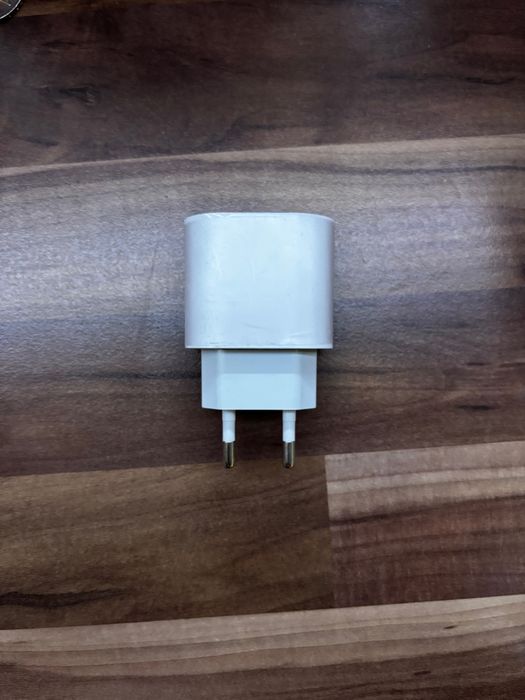 iPhone – адаптер и Lightning кабел