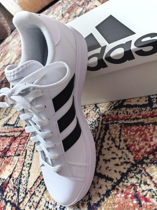 Se vinde adidași