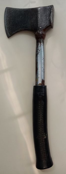 Продам топор с прорезининой ручкой.