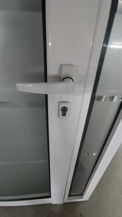 Алуминиевa вратa с касa, бяла със стъкла - лява 132/210см