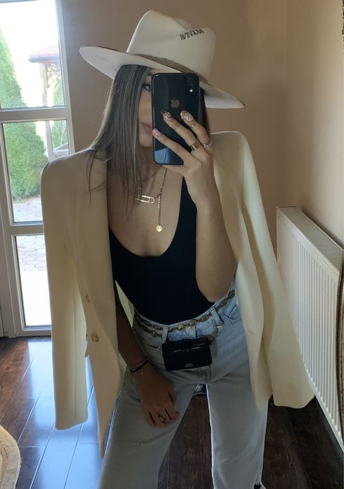 Sacou TGH marime M bej cu nasturi aurii