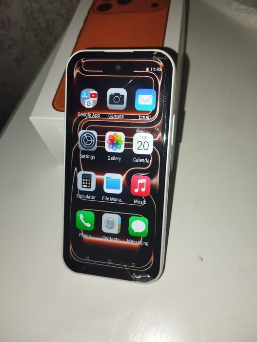 Новый Iphone 17 mini, уронили и сломался экран, НО работает идеально н