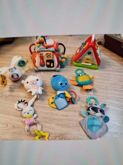 Игрушки для малышей  Бизиборд домик