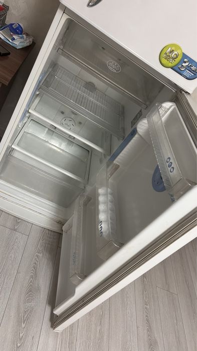 Холодильник LG.