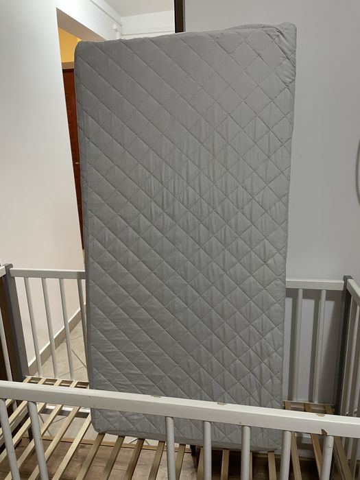 Patut bebe/copil din lemn cu laterala culisanta si rotile