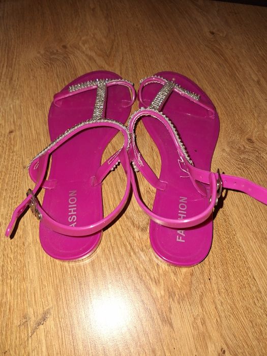 Елегантни дамски сандали