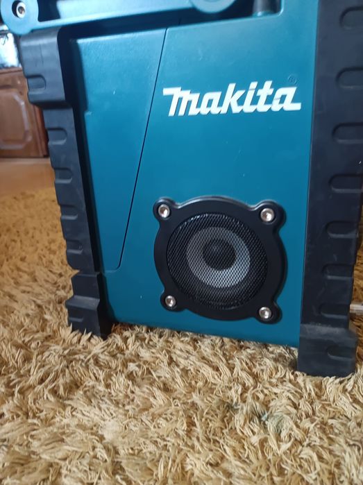 Vând radio Makita.