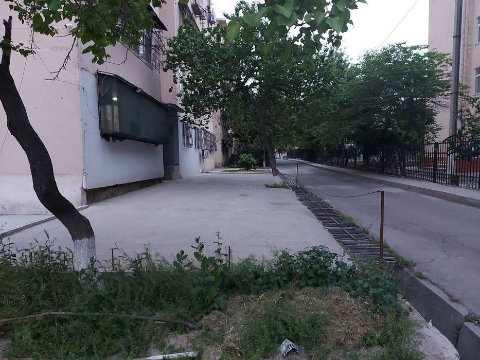 Uy sotiladi Qoratoshda 1 etaj 3 xonali.