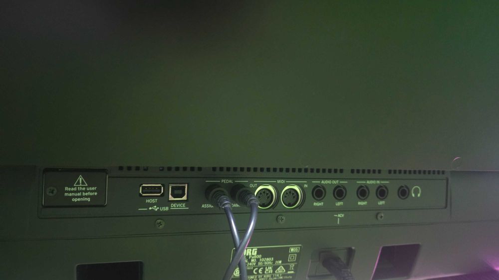 Korg PA600 + състейн педал + експрешън педал + калъф