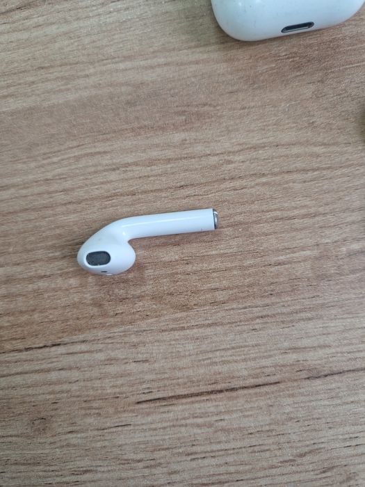 Продам наушник и кейс Airports