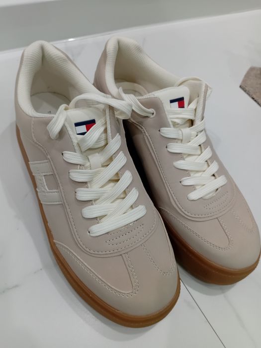 Продаю женские кроссовки