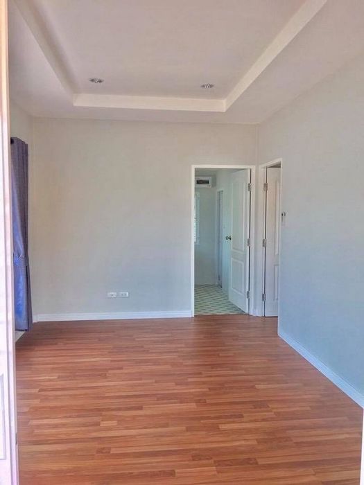 Vand case pe structura metalica