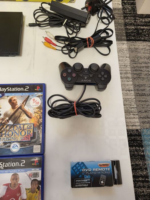 PlayStation 2 Slim  in cutie cu 4 jocuri.