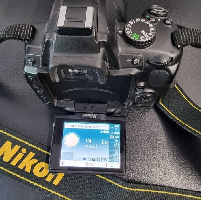 Фотоапарат Nikon D5000 с обектив Nikon AF-S DX NIKKOR 18–55mm f/3.5–5.6G VR
