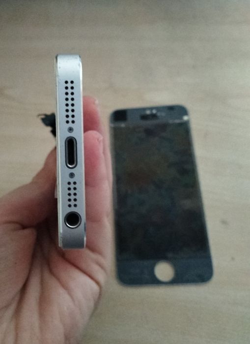 iPhone оригинален продавам на части