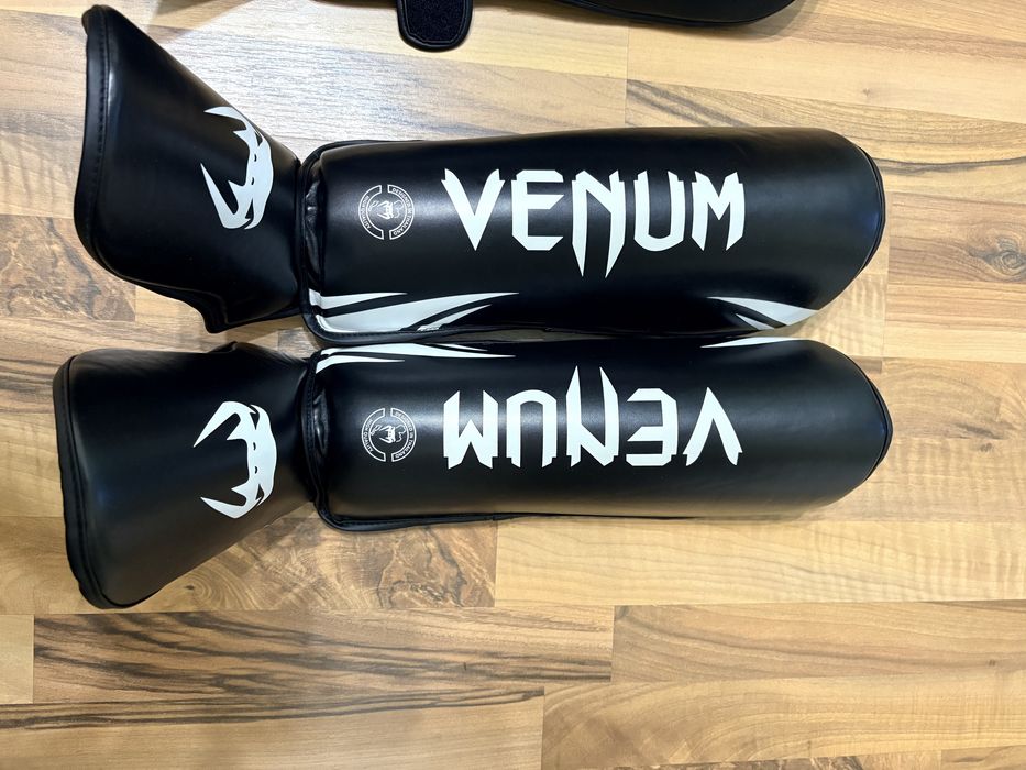 Echipament Venum NOU – Mănuși box Challenger 3.0 + Tibiere (kickboxing/Muay Thai)