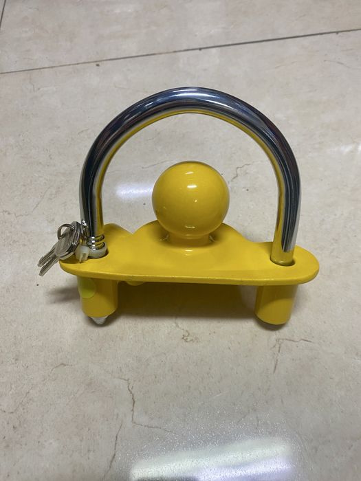 Заключващ механизъм за каравани и ремаркета с два стоманени ключа