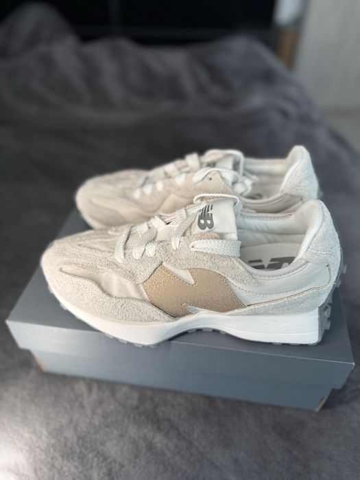 New Balance 327 gri deschis cu logo bej piele intoarsa marimea 40 noi