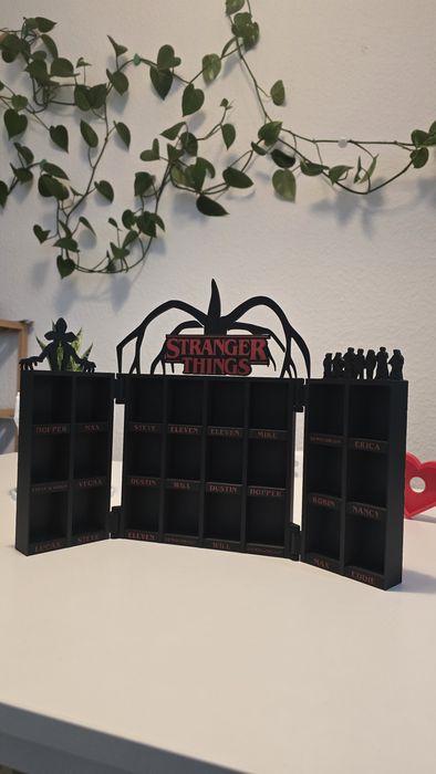 Suport colecție figurine inspirat din Stranger Things