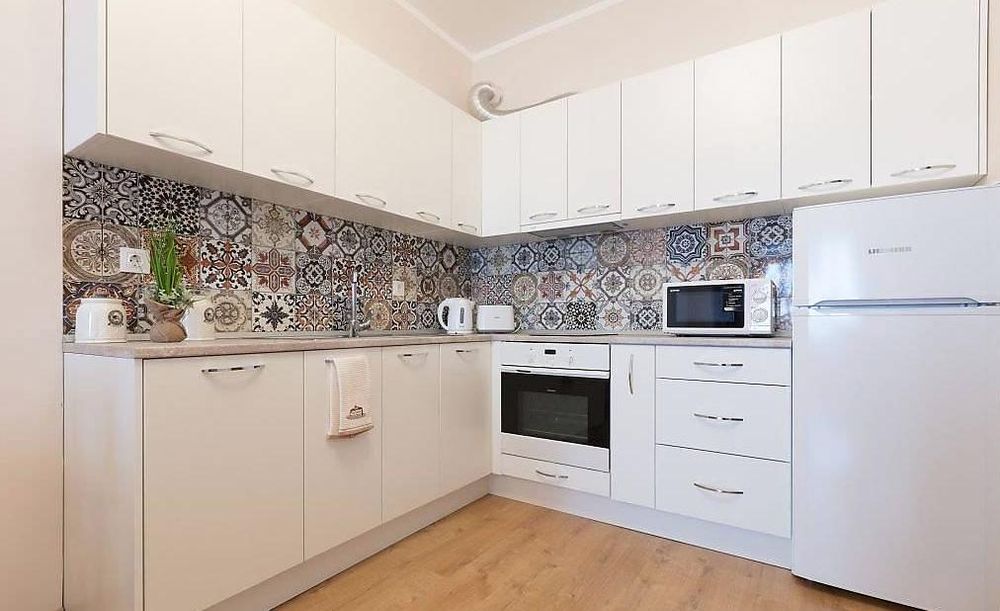 Дава се под наем Двустаен апартамент в Бургас, Зорница - 74 кв.м за 765 € - Снимка #2