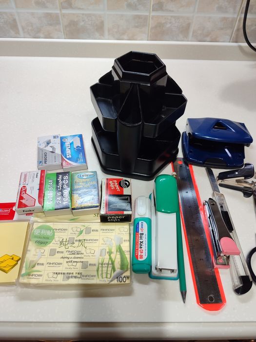 Органайзер вращающийся офисный с канцтоварами.