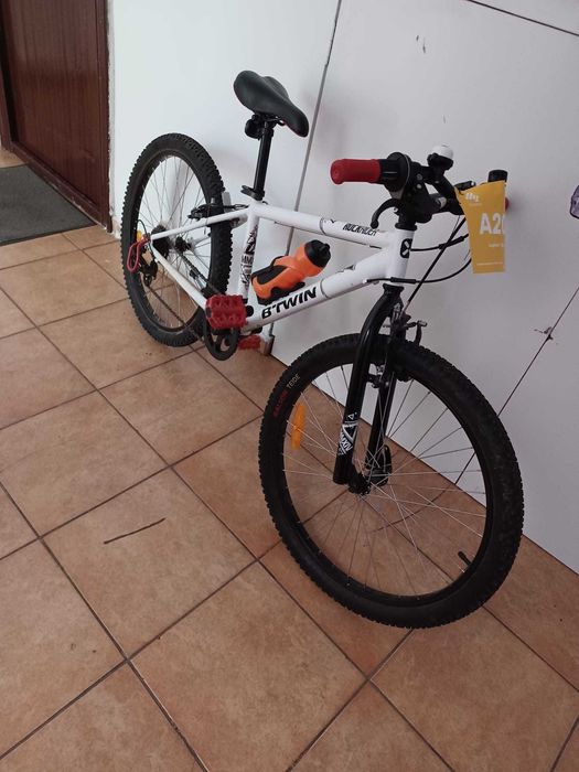 Bicicletă B’Twin Rockrider, roți 24”, pentru copii de 8-10 ani/130-140 cm inaltime