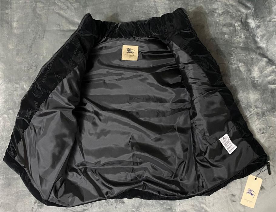 Vând vesta noua de bărbați Burberry