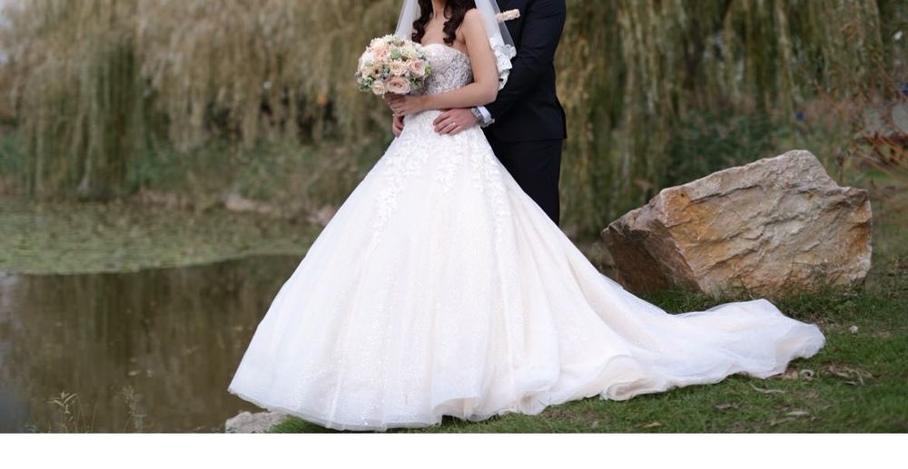 Rochie de mireasa cu trena, culore ivory.