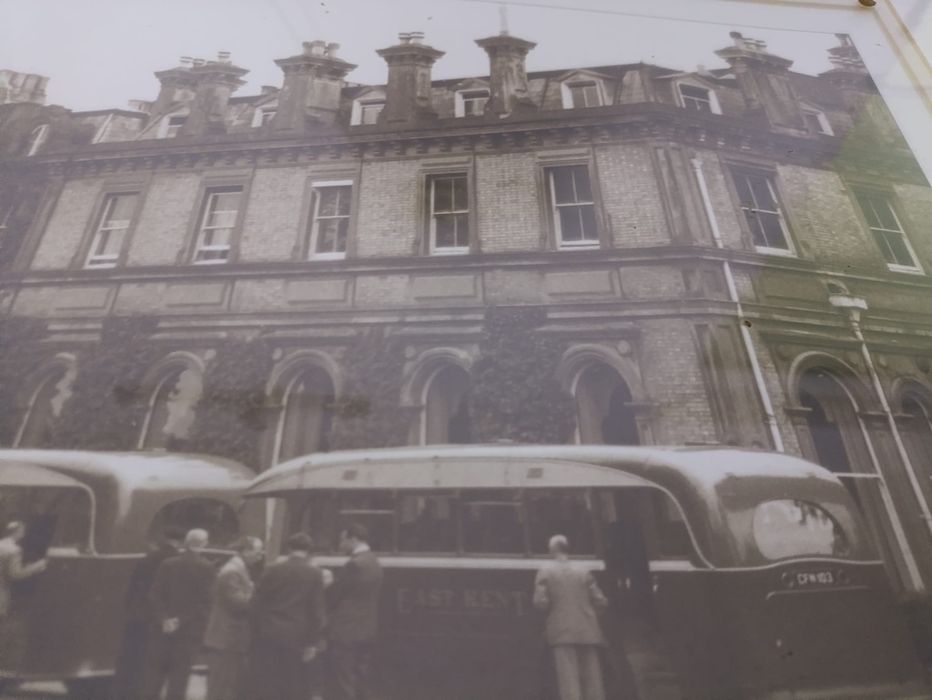 Tablou de Colecție „Tunbridge Wells, the Spa Hotel 1955„ Fotografiată de Francis Frith Printat De Mașini oficiale original Francis Frith Collection