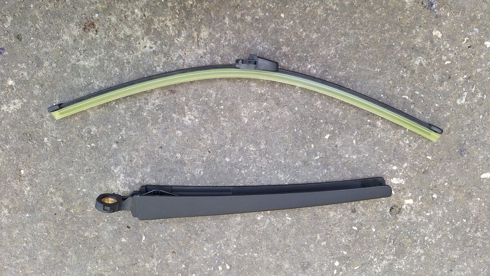 Продавам комплект задна чистачка и рамо за Фолксваген Тоаран 2007 г.