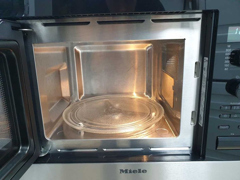 17L - Miele M6022 Микровълнова Фурна с Грил за вграждане
