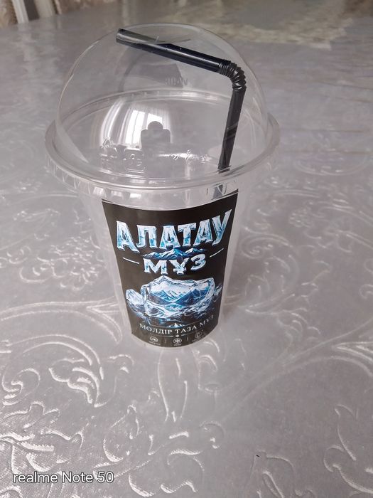 Лёд в стокане с трубочкой