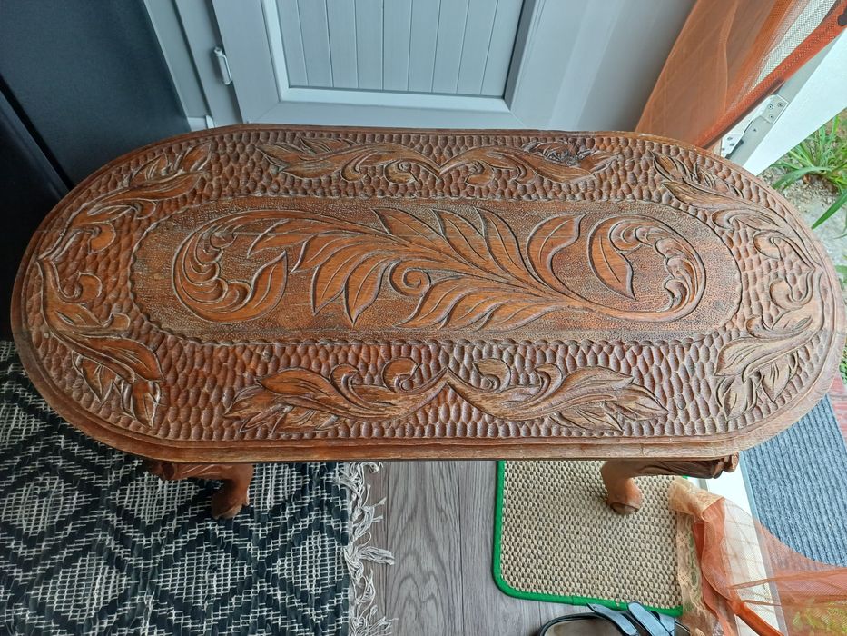 Masuta si oglinda  sculptate manual in lemn masiv