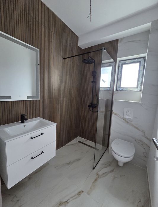 Vand  casa cu 5 camere si 3 bai