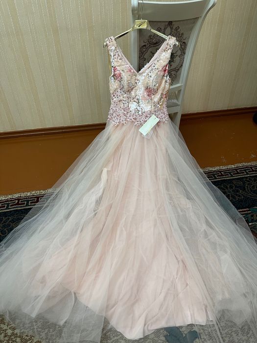 Yangi kiyilmagan oqshom libosi