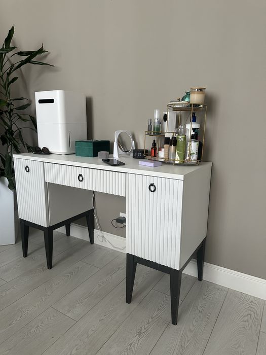 Продам туалетный столик