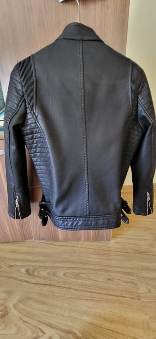 кожено яке момче