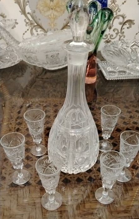 Три хрустальных графина с рюмочками.