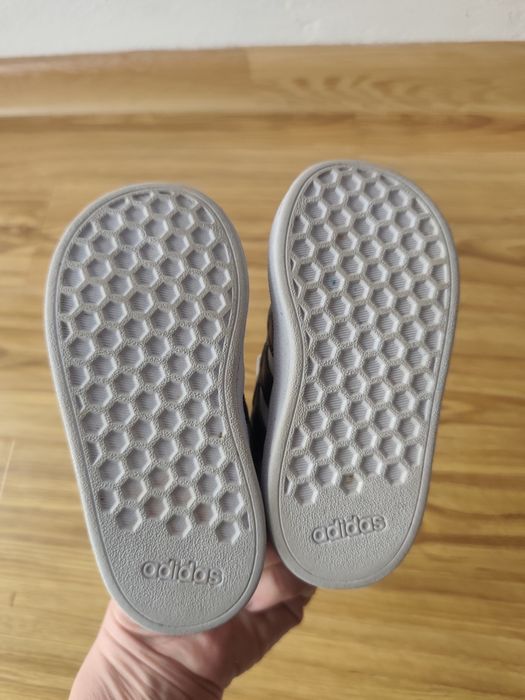 Adidasi albi  Adidas m 22