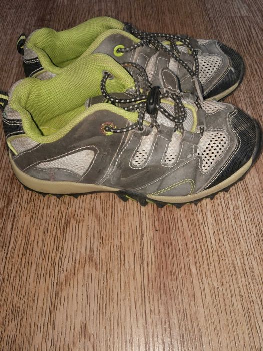 Кроссовки фирменные