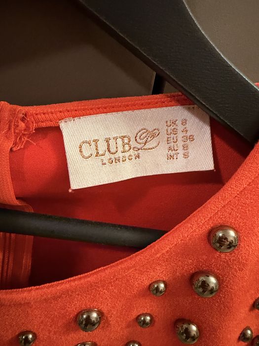 Ефектна рокля Club L London – оранжева с метални капси, S / EU 36