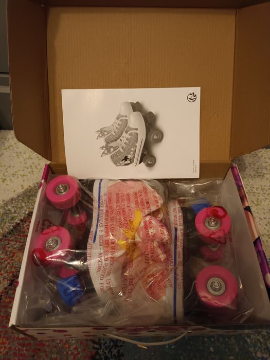 Patine cu rotile Minnie NOI numarul 28 + casca Minnie bonus