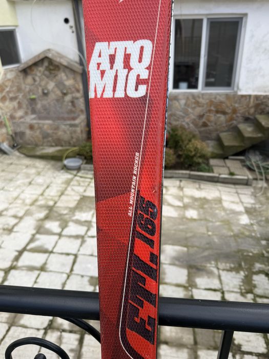 Ски , ски обувки и щеки.