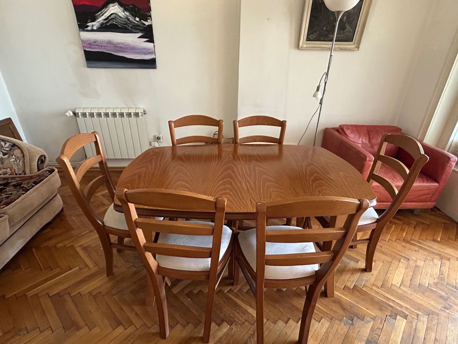 Разтегателна маса и 6 стола от масивно дърво в супер състояние