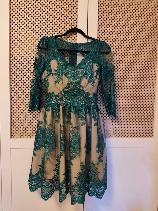 Rochie ocazie, din dantelă, verde smarald, mărimea 38, corespunde mărimii M.